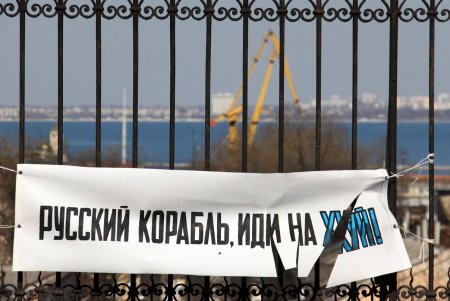 На Греческой тихо и спокойно: только противотанковые ежи и оборонительные укрепления напоминают о военном времени (фоторепортаж) 
