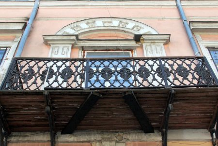 На Греческой тихо и спокойно: только противотанковые ежи и оборонительные укрепления напоминают о военном времени (фоторепортаж) 