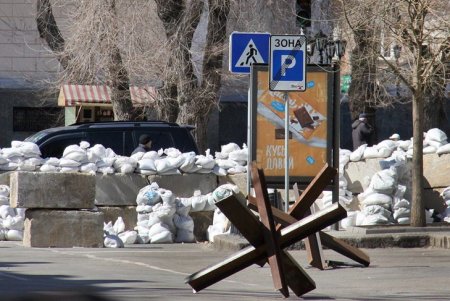 На Греческой тихо и спокойно: только противотанковые ежи и оборонительные укрепления напоминают о военном времени (фоторепортаж) 