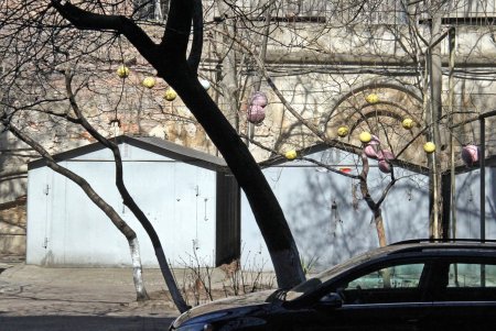 На Греческой тихо и спокойно: только противотанковые ежи и оборонительные укрепления напоминают о военном времени (фоторепортаж) 