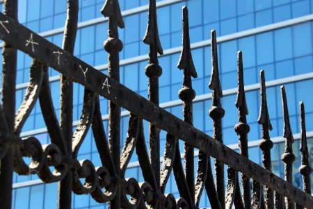 На Греческой тихо и спокойно: только противотанковые ежи и оборонительные укрепления напоминают о военном времени (фоторепортаж) 