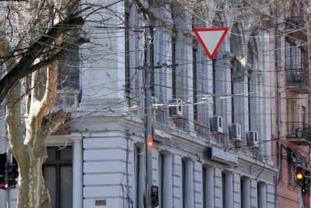 На Греческой тихо и спокойно: только противотанковые ежи и оборонительные укрепления напоминают о военном времени (фоторепортаж) 
