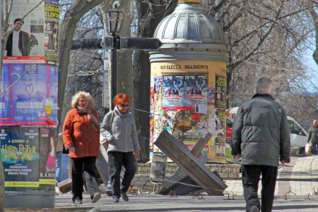 На Греческой тихо и спокойно: только противотанковые ежи и оборонительные укрепления напоминают о военном времени (фоторепортаж) 
