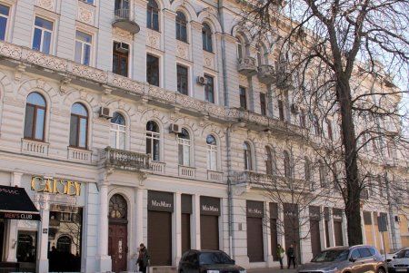 На Греческой тихо и спокойно: только противотанковые ежи и оборонительные укрепления напоминают о военном времени (фоторепортаж) 