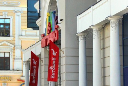 На Греческой тихо и спокойно: только противотанковые ежи и оборонительные укрепления напоминают о военном времени (фоторепортаж) 