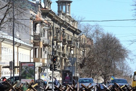 На Греческой тихо и спокойно: только противотанковые ежи и оборонительные укрепления напоминают о военном времени (фоторепортаж) 