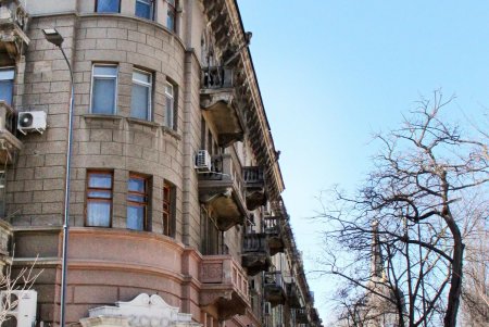 На Греческой тихо и спокойно: только противотанковые ежи и оборонительные укрепления напоминают о военном времени (фоторепортаж) 
