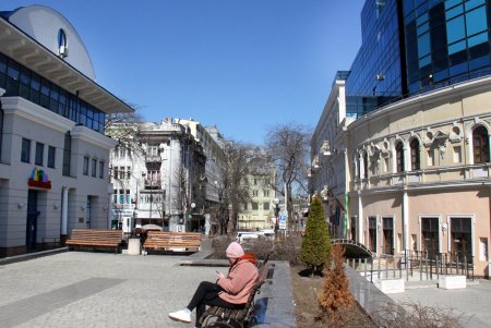 На Греческой тихо и спокойно: только противотанковые ежи и оборонительные укрепления напоминают о военном времени (фоторепортаж) 