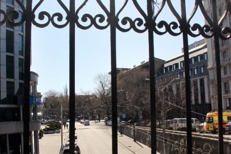 На Греческой тихо и спокойно: только противотанковые ежи и оборонительные укрепления напоминают о военном времени (фоторепортаж) 