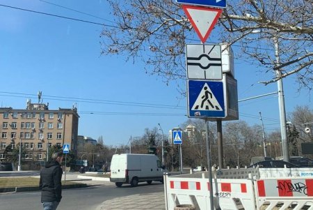 Специалисты «СМЭП» ремонтируют дорожные знаки и светофоры (фото)
