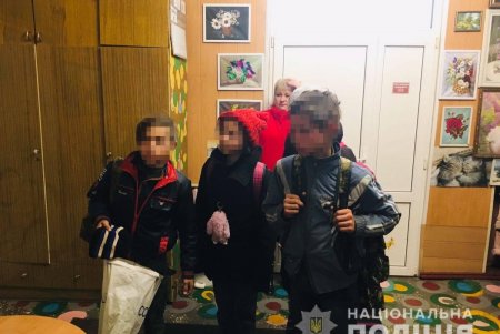 Родители оставили четверых детей одних дома и отправились на заработки в Одессу: их обнаружили на железнодорожном вокзале в Подольске (фото)