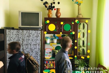 Родители оставили четверых детей одних дома и отправились на заработки в Одессу: их обнаружили на железнодорожном вокзале в Подольске (фото)