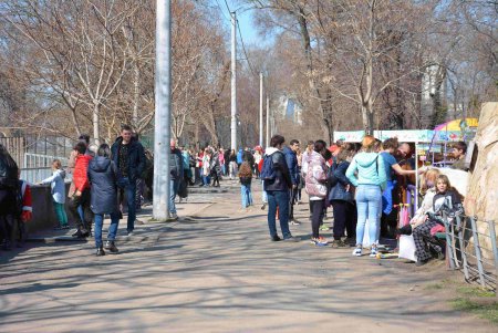 Сотни одесситов посетили зоопарк в первый день открытия после начала войны (фоторепортаж)