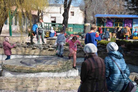Сотни одесситов посетили зоопарк в первый день открытия после начала войны (фоторепортаж)