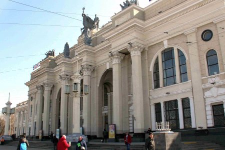 Одесский железнодорожный вокзал в условиях войны: беженцам помогают волонтёры и городские службы (фоторепортаж)
