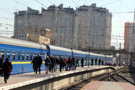 Одесский железнодорожный вокзал в условиях войны: беженцам помогают волонтёры и городские службы (фоторепортаж)