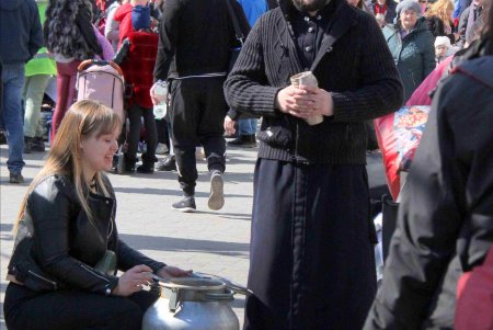 Одесский железнодорожный вокзал в условиях войны: беженцам помогают волонтёры и городские службы (фоторепортаж)