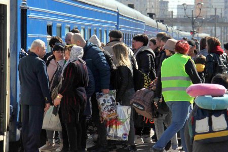 Одесский железнодорожный вокзал в условиях войны: беженцам помогают волонтёры и городские службы (фоторепортаж)
