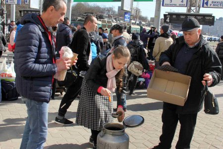 Одесский железнодорожный вокзал в условиях войны: беженцам помогают волонтёры и городские службы (фоторепортаж)