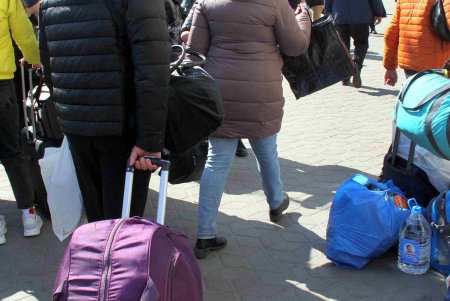 Одесский железнодорожный вокзал в условиях войны: беженцам помогают волонтёры и городские службы (фоторепортаж)