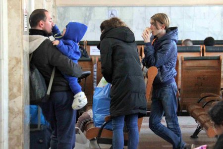 Одесский железнодорожный вокзал в условиях войны: беженцам помогают волонтёры и городские службы (фоторепортаж)