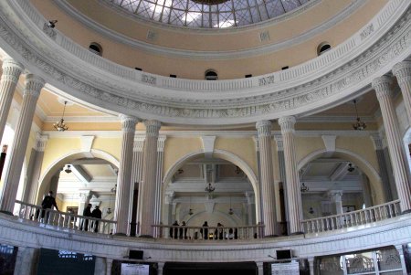 Одесский железнодорожный вокзал в условиях войны: беженцам помогают волонтёры и городские службы (фоторепортаж)