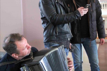 Одесский железнодорожный вокзал в условиях войны: беженцам помогают волонтёры и городские службы (фоторепортаж)