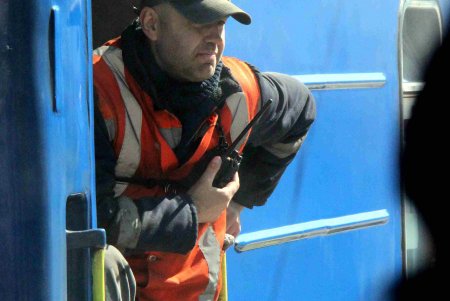 Одесский железнодорожный вокзал в условиях войны: беженцам помогают волонтёры и городские службы (фоторепортаж)