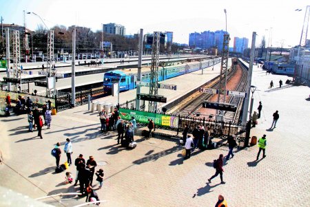 Одесский железнодорожный вокзал в условиях войны: беженцам помогают волонтёры и городские службы (фоторепортаж)