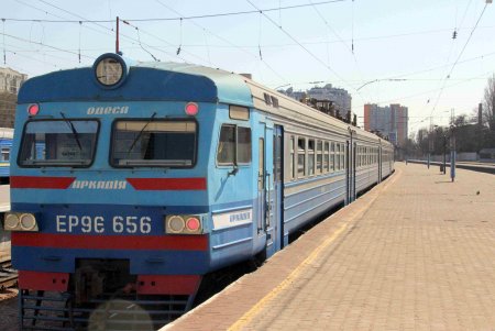 Одесский железнодорожный вокзал в условиях войны: беженцам помогают волонтёры и городские службы (фоторепортаж)