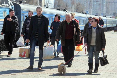 Одесский железнодорожный вокзал в условиях войны: беженцам помогают волонтёры и городские службы (фоторепортаж)