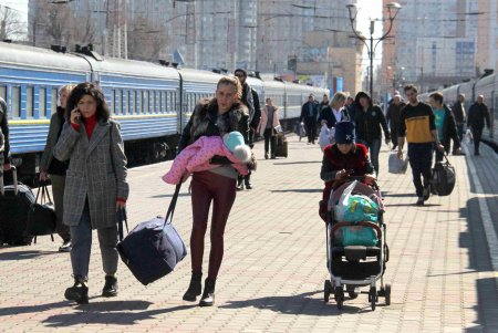 Одесский железнодорожный вокзал в условиях войны: беженцам помогают волонтёры и городские службы (фоторепортаж)