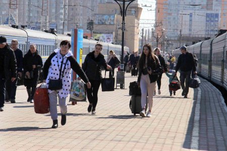 Одесский железнодорожный вокзал в условиях войны: беженцам помогают волонтёры и городские службы (фоторепортаж)