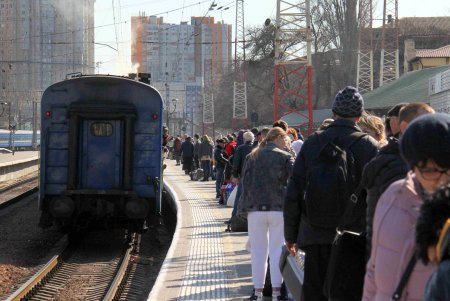 Одесский железнодорожный вокзал в условиях войны: беженцам помогают волонтёры и городские службы (фоторепортаж)