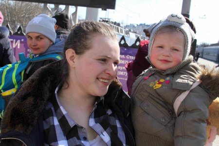 Одесский железнодорожный вокзал в условиях войны: беженцам помогают волонтёры и городские службы (фоторепортаж)