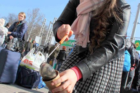 Одесский железнодорожный вокзал в условиях войны: беженцам помогают волонтёры и городские службы (фоторепортаж)