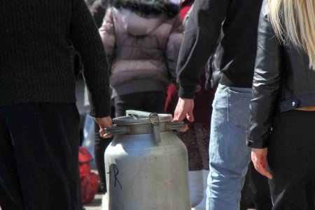 Одесский железнодорожный вокзал в условиях войны: беженцам помогают волонтёры и городские службы (фоторепортаж)