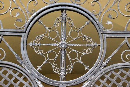 По Дворянской, как в мирное время, можно гулять не спеша (фоторепортаж) 