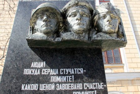 По Дворянской, как в мирное время, можно гулять не спеша (фоторепортаж) 