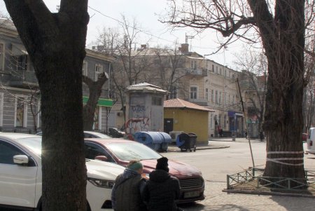 По Дворянской, как в мирное время, можно гулять не спеша (фоторепортаж) 