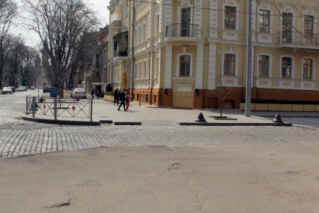 По Дворянской, как в мирное время, можно гулять не спеша (фоторепортаж) 