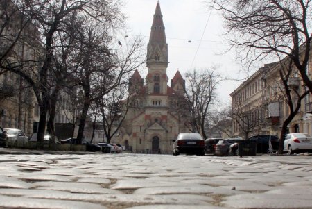 По Дворянской, как в мирное время, можно гулять не спеша (фоторепортаж) 