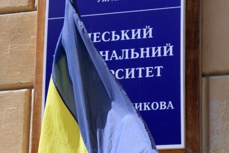 По Дворянской, как в мирное время, можно гулять не спеша (фоторепортаж) 