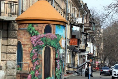 По Дворянской, как в мирное время, можно гулять не спеша (фоторепортаж) 