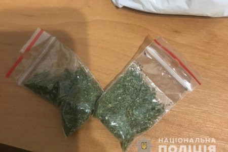 Полицейские Одесской области изъяли у четырех мужчин более килограмма марихуаны и несколько доз метадона (фото)