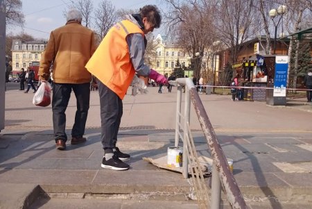 Коммунальщики покрасили подземные переходы возле железнодорожного вокзала и Красного Креста (фото)