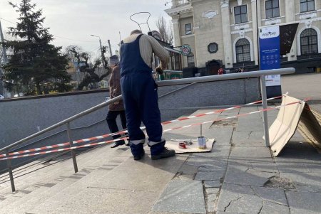 Коммунальщики покрасили подземные переходы возле железнодорожного вокзала и Красного Креста (фото)