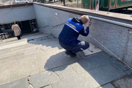 Коммунальщики покрасили подземные переходы возле железнодорожного вокзала и Красного Креста (фото)