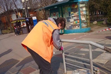 Коммунальщики покрасили подземные переходы возле железнодорожного вокзала и Красного Креста (фото)