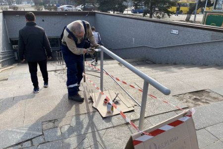 Коммунальщики покрасили подземные переходы возле железнодорожного вокзала и Красного Креста (фото)